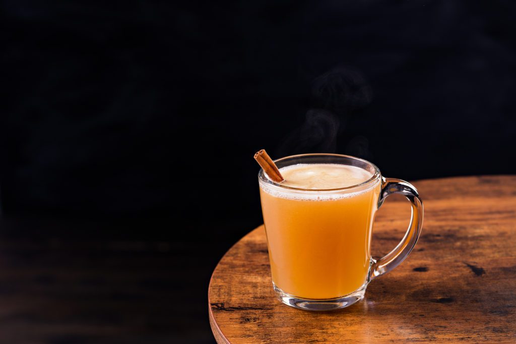 Las mejores bebidas para hacer en invierno - Ron caliente con mantequilla y whisky