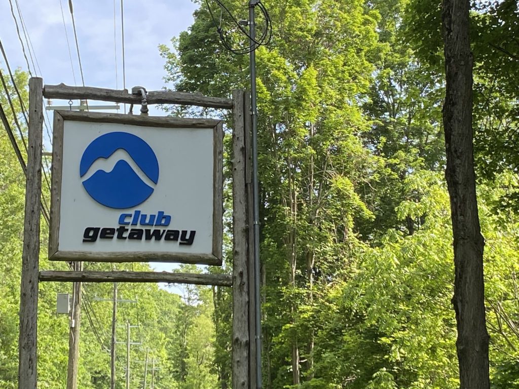 Cartel de entrada al Club Getaway